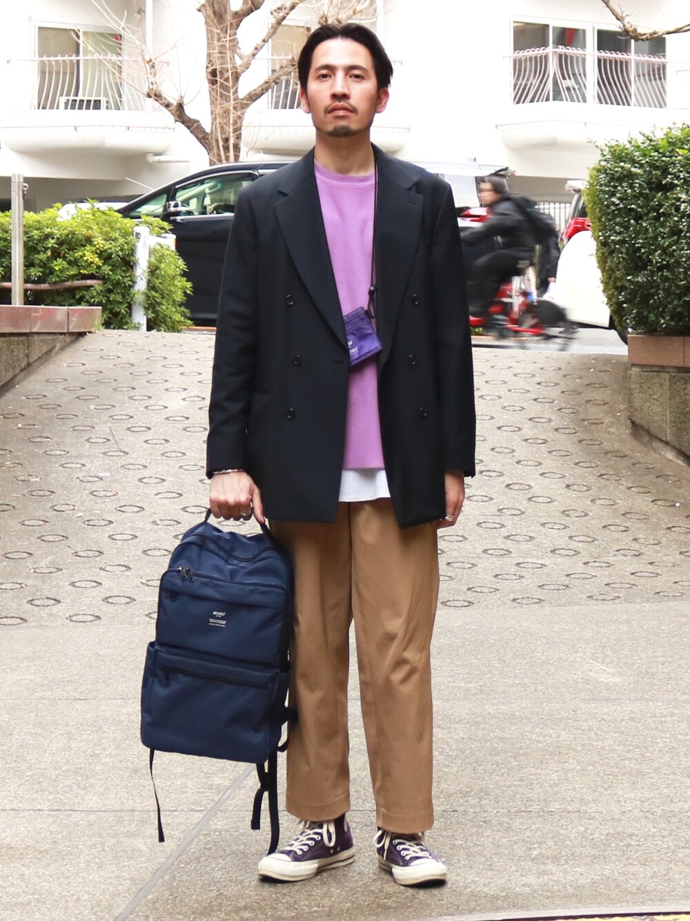 「はるコーデ、おしゃれさんと繋がりたい、オトナカジュアル、オーバーサイズ、Anello、converse、AURALEE、リュック、レイヤードスタイル、ネックポーチ」｜「AURALEEのAURALEE SUPER MILLED SWEAT CUT-OFF P/O（スウェット、パープル系）」を使った、h.takeさん（メンズ・176cm）の春コーディネートの1枚目の写真