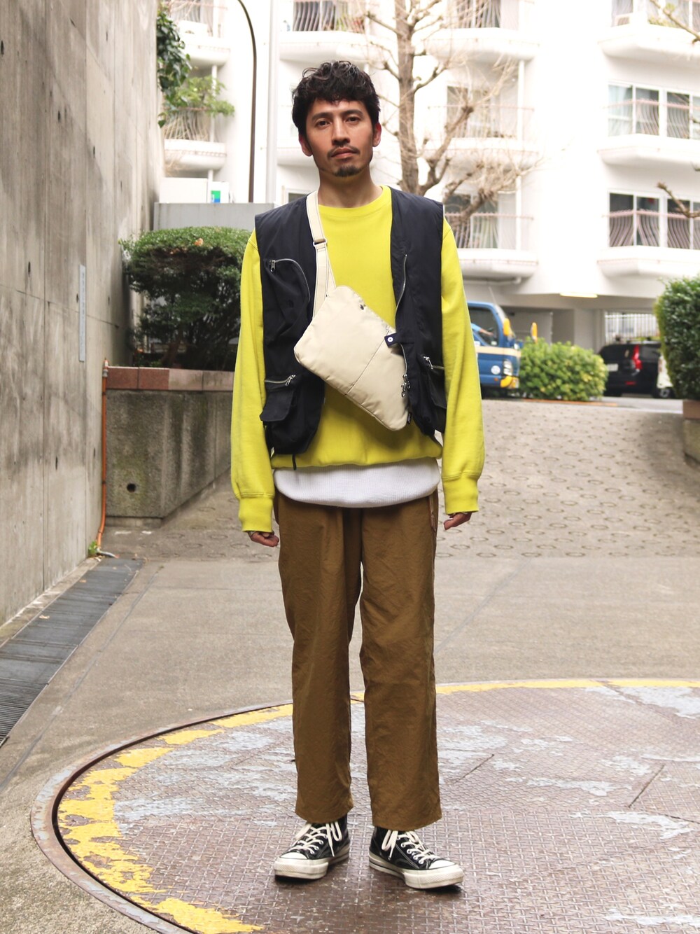 「お洒落さんとつながりたい、レイヤードスタイル、ネオンカラー、ベスト、オーバーサイズ、オトナカジュアル、converse、Anello、サコッシュ、THE NORTH FACE」｜「anelloのTHE TEN　多収納サコッシュ 【anello公式】（ショルダーバッグ、ホワイト系）」を使った、h.takeさん（メンズ・176cm）の春コーディネートの1枚目の写真