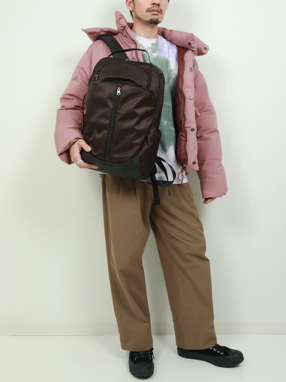 「おしゃれさんと繋がりたい、ダウンジャケット、Anello、リュック、バックパック、CONVERSE ADDICT、タイダイ柄」｜「anelloのアイテム（バックパック/リュック、ブラウン系）」を使った、h.takeさん（メンズ・176cm）の冬コーディネートの1枚目の写真