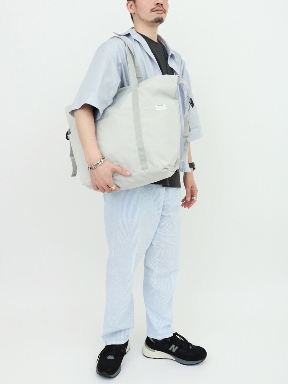 「夏コーデ、オーバーサイズ、ストライプ、Anello、NEWBALANCE、お洒落さんとつながりたい、オトナカジュアル、休日スタイル、くすみカラー、トートバッグ」｜「NEW BALANCEの【New Balance/ ニューバランス】 M992＃（スニーカー、ブラック系）」を使った、h.takeさん（メンズ・176cm）の夏コーディネートの1枚目の写真