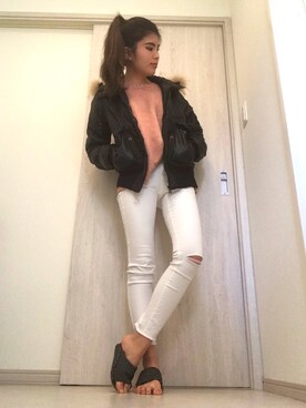 「UNIQLO（ユニクロ）のアイテム（デニムパンツ、ホワイト系）」を使った、AYAKAさん（レディース・161cm）の冬コーディネート