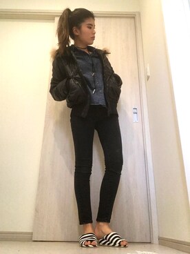 「Re:EDIT（リエディ）のアイテム（デニムパンツ、ブラック系）」を使った、AYAKAさん（レディース・161cm）の冬コーディネート
