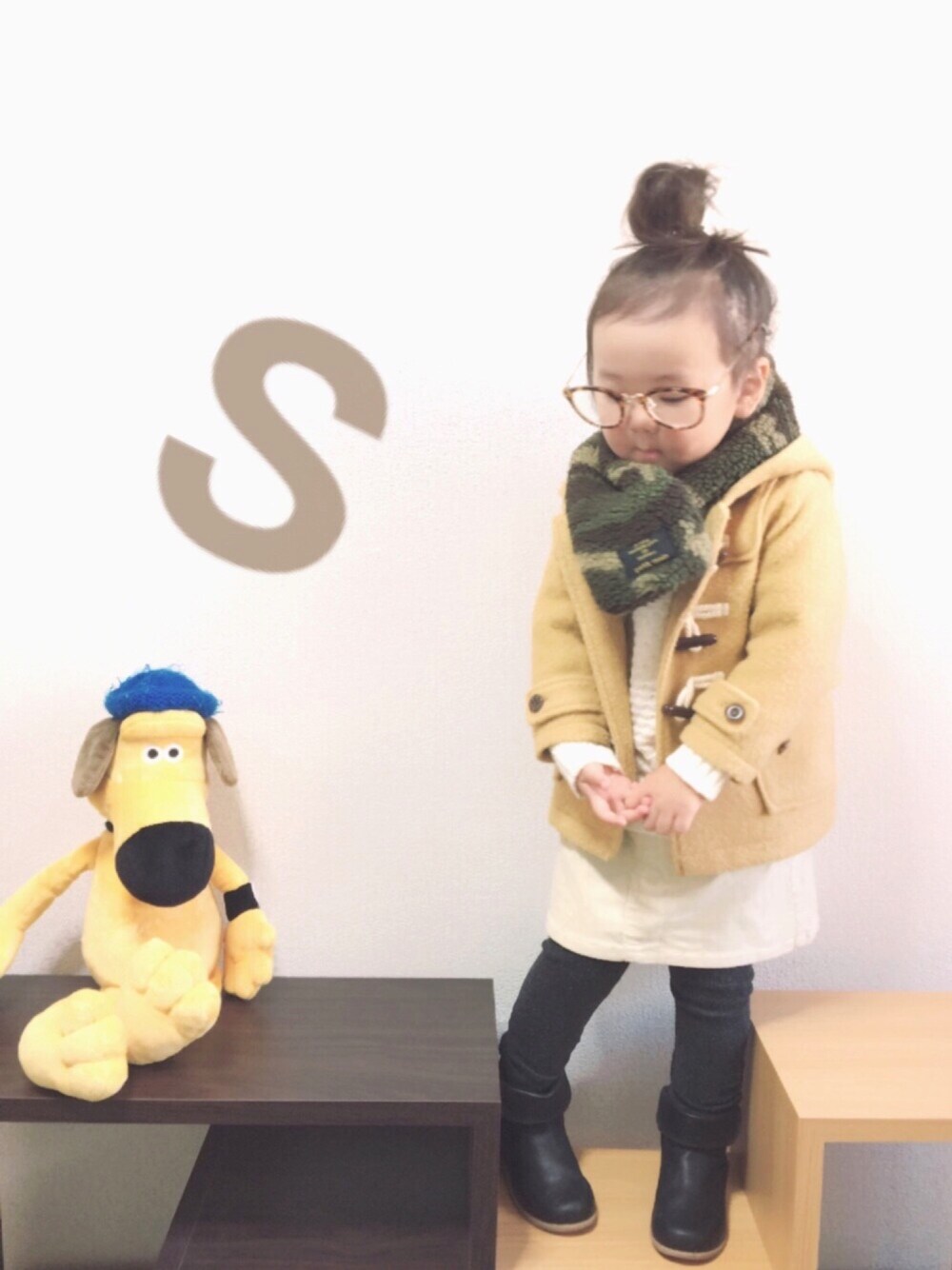「キッズコーデ、おんなのこ、ダッフルコート、junk store、白ニット、白スカート、めがね、ビッツァー、でこっぱち」｜「BREEZEのダッフルコート（ダッフルコート、イエロー系）」を使った、𝚜𝚘𝚘𝚘𝚕𝚊𝚊𝚊さん（キッズ・90cm）の冬コーディネートの1枚目の写真