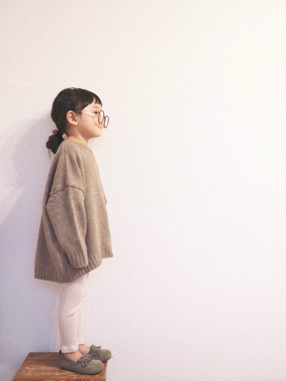 「キッズコーデ、おんなのこ、ニット、レギンス、モカシン、ヘアアクセ、ハンドメイド、めがね」｜「monmimiのアイテム（ニット/セーター、ブラウン系）」を使った、𝚜𝚘𝚘𝚘𝚕𝚊𝚊𝚊さん（キッズ・100cm）の冬コーディネートの1枚目の写真