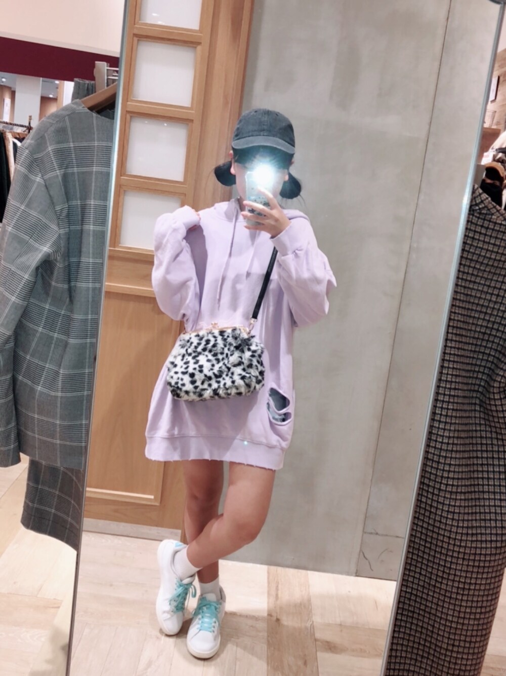 「シンプルコーデ、スニーカー、おしゃれさんと繋がりたい、スウェット、ショルダーバッグ、スポーツミックス、冬コーデ、休日スタイル」｜「WCのWC/クラッシュフードスウェットパーカー（パーカー、パープル系）」を使った、🇰🇷うみょん🇰🇷さん（レディース・157cm）の秋コーディネートの1枚目の写真