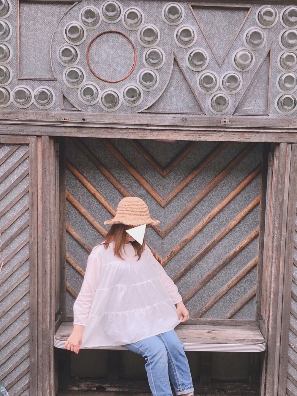 ブルー系のデニムパンツ、ホワイト系のシャツ/ブラウス、ベージュ系の帽子を着用したレディースの夏コーディネートの1枚目の写真