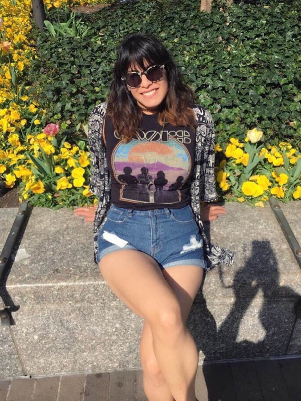 「outfit、highwaistedshorts、Sunnyday」｜「VINTAGEのアイテム（タンクトップ、ブラック系）」を使った、Adriana Diasandiさん（レディース・157cm）の春コーディネートの1枚目の写真