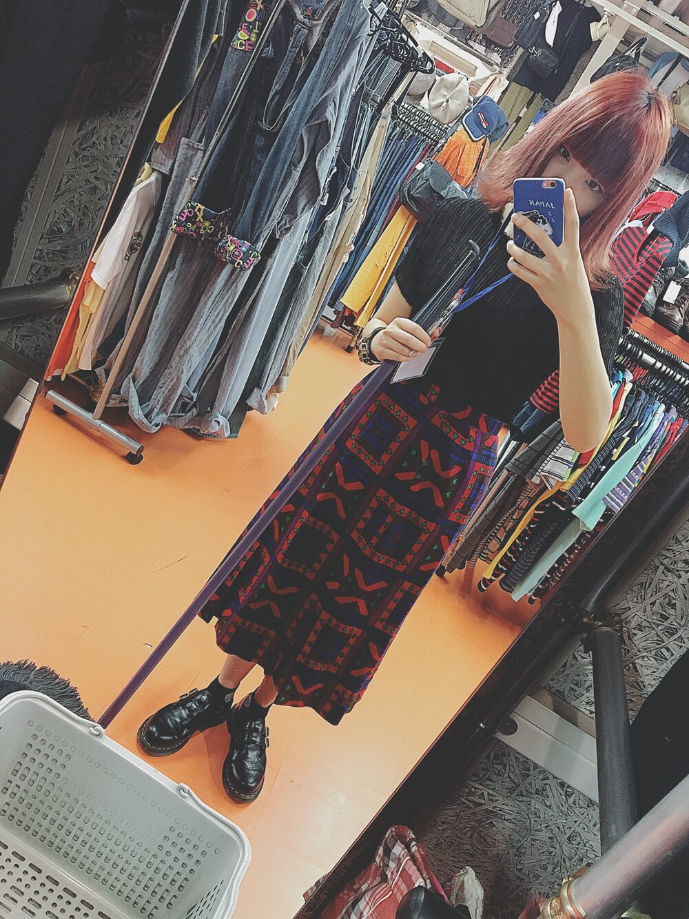 「シンプル、古着MIX、used、used mix、柄スカート、usedcoordinate、シースルー」｜「usedのアイテム（Tシャツ/カットソー、ブラック系）」を使った、momoさん（レディース・165cm）の夏コーディネートの1枚目の写真