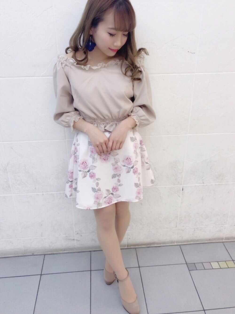 「春コーデ、オフショル、薔薇柄、flower、spring、S/S、evelyn、feminine、sweet」｜「evelynのアイテム（スカート、ピンク系）」を使った、長澤麻唯さん（レディース・147cm）の冬コーディネートの1枚目の写真