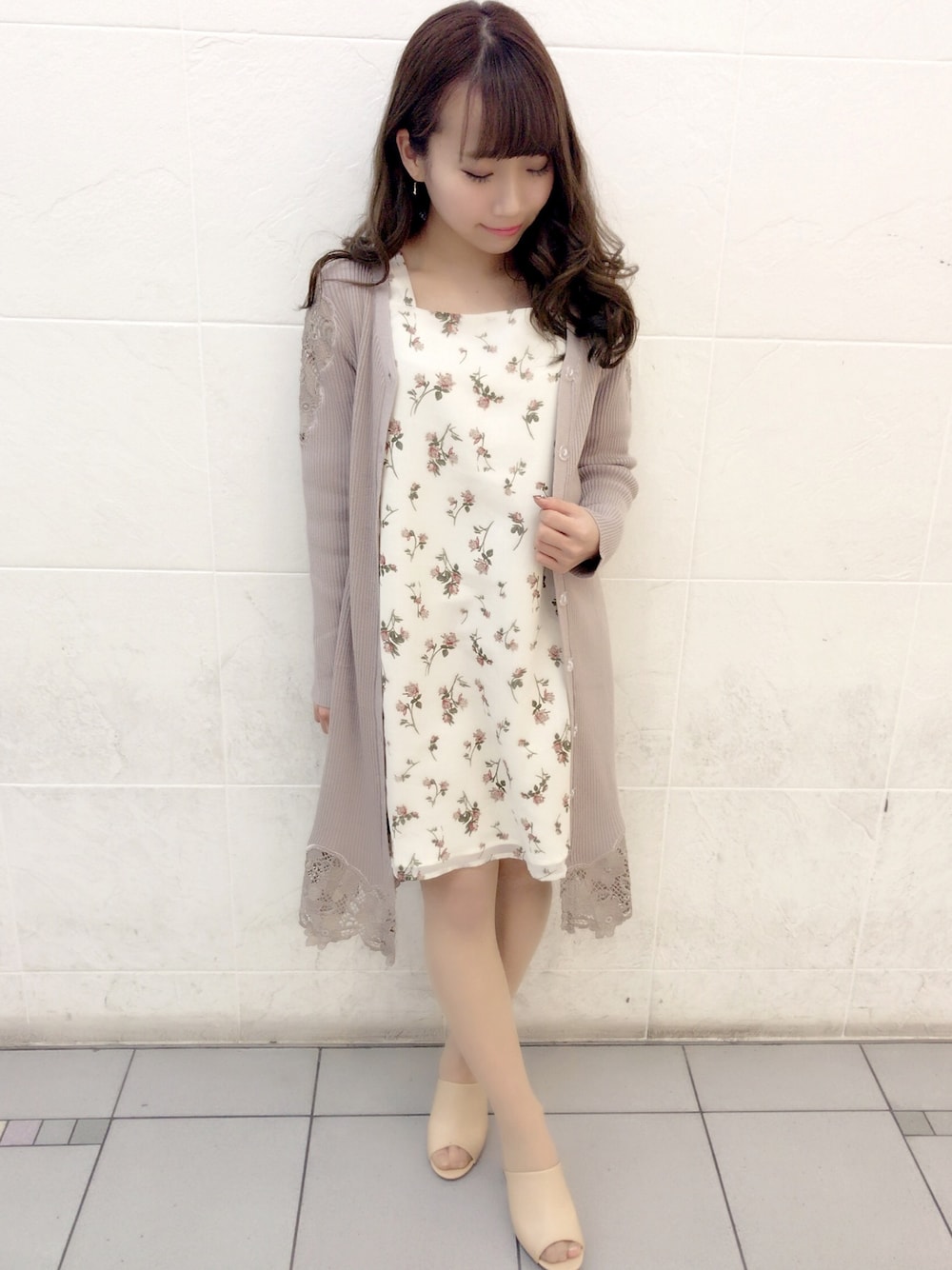 「spring、coordinate、S/S、2017、onepiece、flower、white、pink、くすみピンク、レース」｜「Án MILLEのアイテム（ジャケット/アウター、ピンク系）」を使った、長澤麻唯さん（レディース・147cm）の冬コーディネートの1枚目の写真