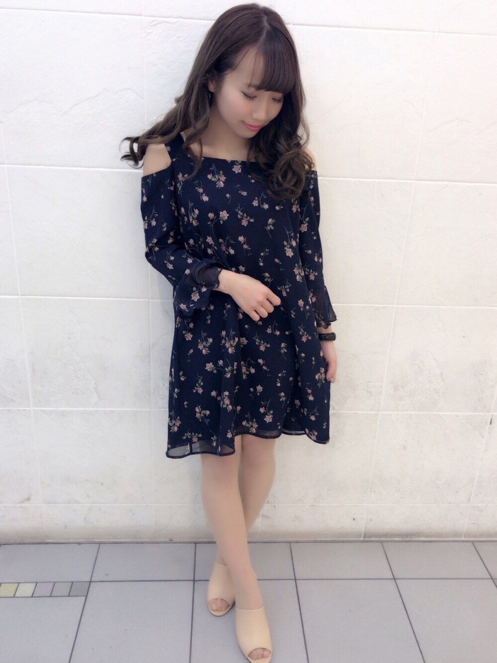 「spring、S/S、flower、navy、coordinate、code、サボ、onepiece、Án MILLE、evelyn」｜「evelynのアイテム（ワンピース、ブルー系）」を使った、長澤麻唯さん（レディース・147cm）の冬コーディネートの1枚目の写真