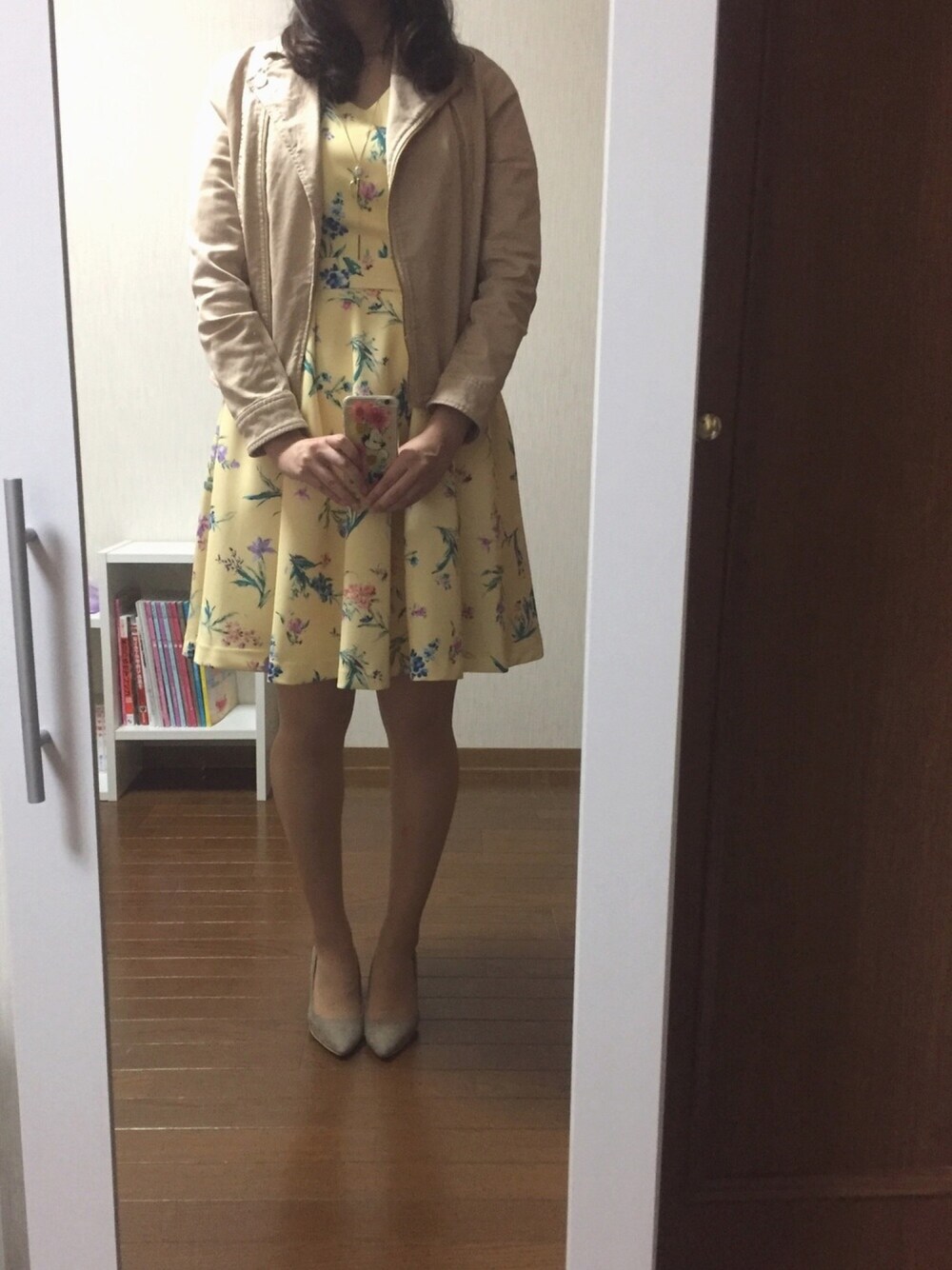 「デニムジャケット、ワンピース、パンプス、花柄、ベージュ、ベルイエロー、31 Sons de mode、春コーデ、休日スタイル」｜「31 Sons de modeのデニムライダース（デニムジャケット、ベージュ系）」を使った、そらそらさん（レディース・160cm）の春コーディネートの1枚目の写真