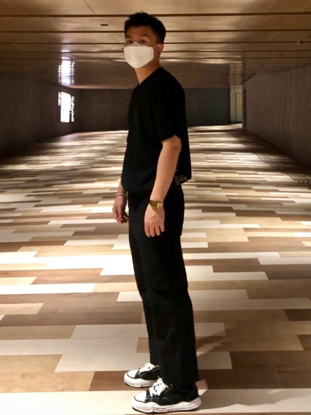 「NIKE、COS、MIHARAYASUHIRO」｜「NIKE x MMWのアイテム（Tシャツ/カットソー、ブラック系）」を使った、NICHOLASさん（メンズ・174cm）の春コーディネートの1枚目の写真