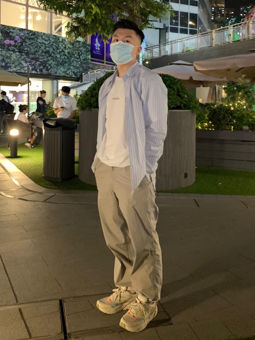 「COS、Stone Island、HOKAONEONE」｜「COSのアイテム（シャツ/ブラウス、ブルー系）」を使った、NICHOLASさん（メンズ・174cm）の春コーディネートの1枚目の写真