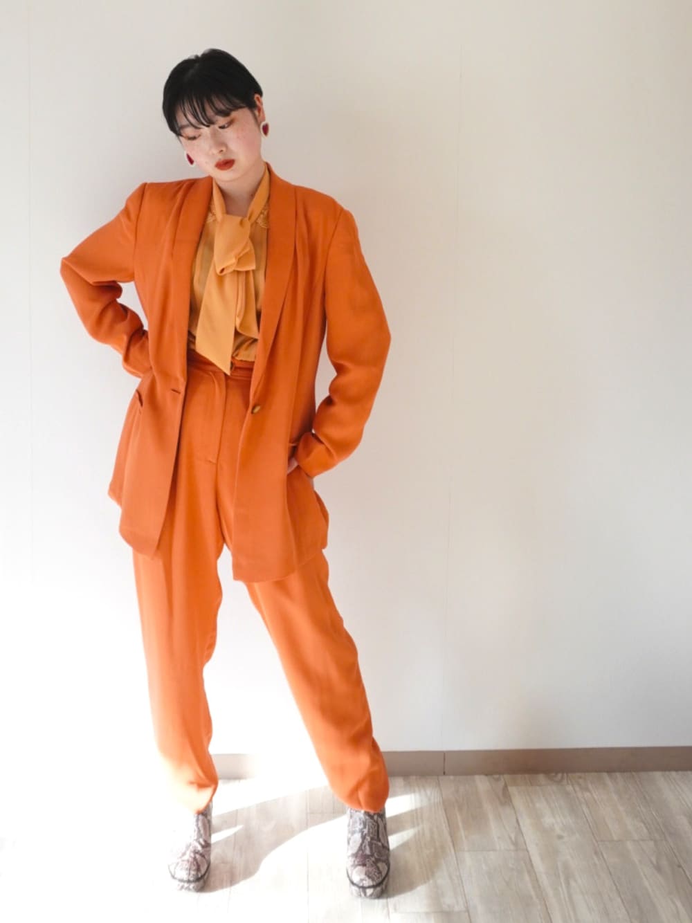 「古着、古着MIX、古着コーデ、古着好きな人と繋がりたい、おしゃれさんと繋がりたい、ジャケット、パンツコーデ、セットアップ、かっこいい系」｜「usedのアイテム（ジャケット/アウター、オレンジ系）」を使った、nOzomi tomiokAさん（レディース・160cm）の春コーディネートの1枚目の写真