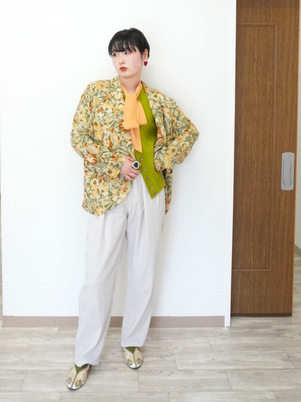 ホワイト系のスラックス、その他のパンプス、グリーン系のその他トップスを着用したレディースの春コーディネートの1枚目の写真