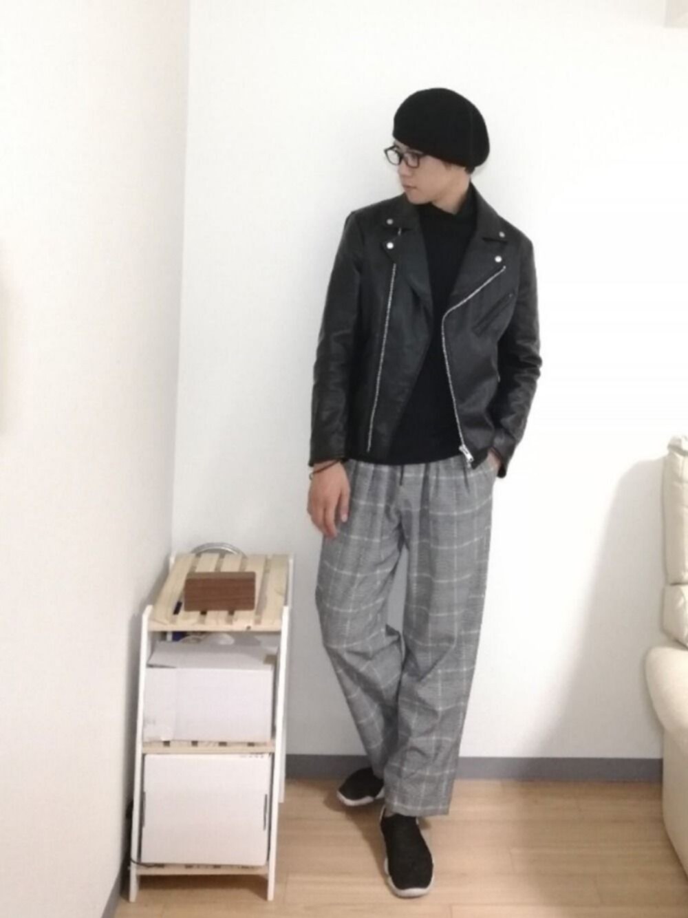 「ワイドパンツ、チェック、グレンチェック、ライダース、ベレー帽、秋のコーデ、きれいめカジュアル」｜「URBAN RESEARCHのアイテム（スラックス、グレー系）」を使った、Yu...さん（メンズ・182cm）の秋コーディネートの1枚目の写真