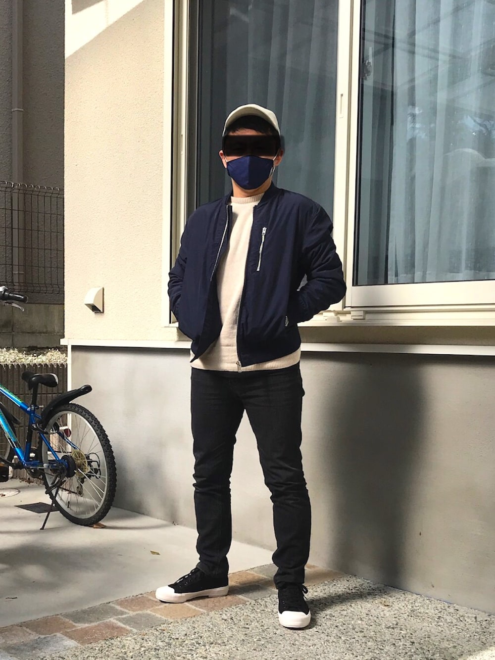「スニーカーコーデ、UNIQLO、UNIQLO U、ユニクロ、ユニクロユー、黒スキニー、黒スニーカー、白キャップ、MA-1」｜「UNIQLOのアイテム（キャップ、ホワイト系）」を使った、negizukasanさん（メンズ・165cm）の冬コーディネートの1枚目の写真