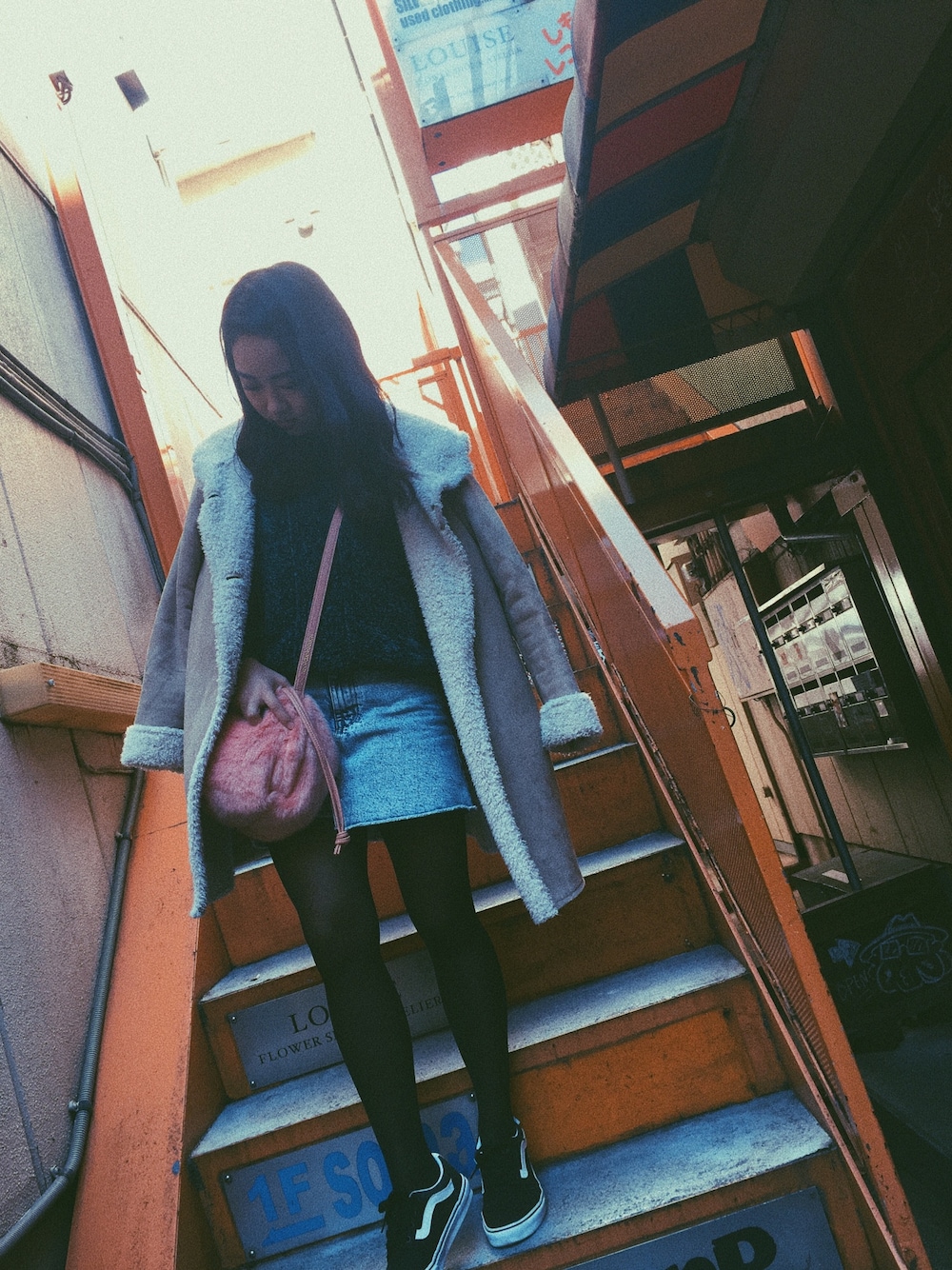 「冬、休日スタイル、シンプル、ニット、ミニスカート、プチプラ、ファーバッグ、ootd、ピンク、outfit」｜「JEANS MATEのアイテム（ムートンコート、ベージュ系）」を使った、Miichiさん（レディース・155cm）の冬コーディネートの1枚目の写真