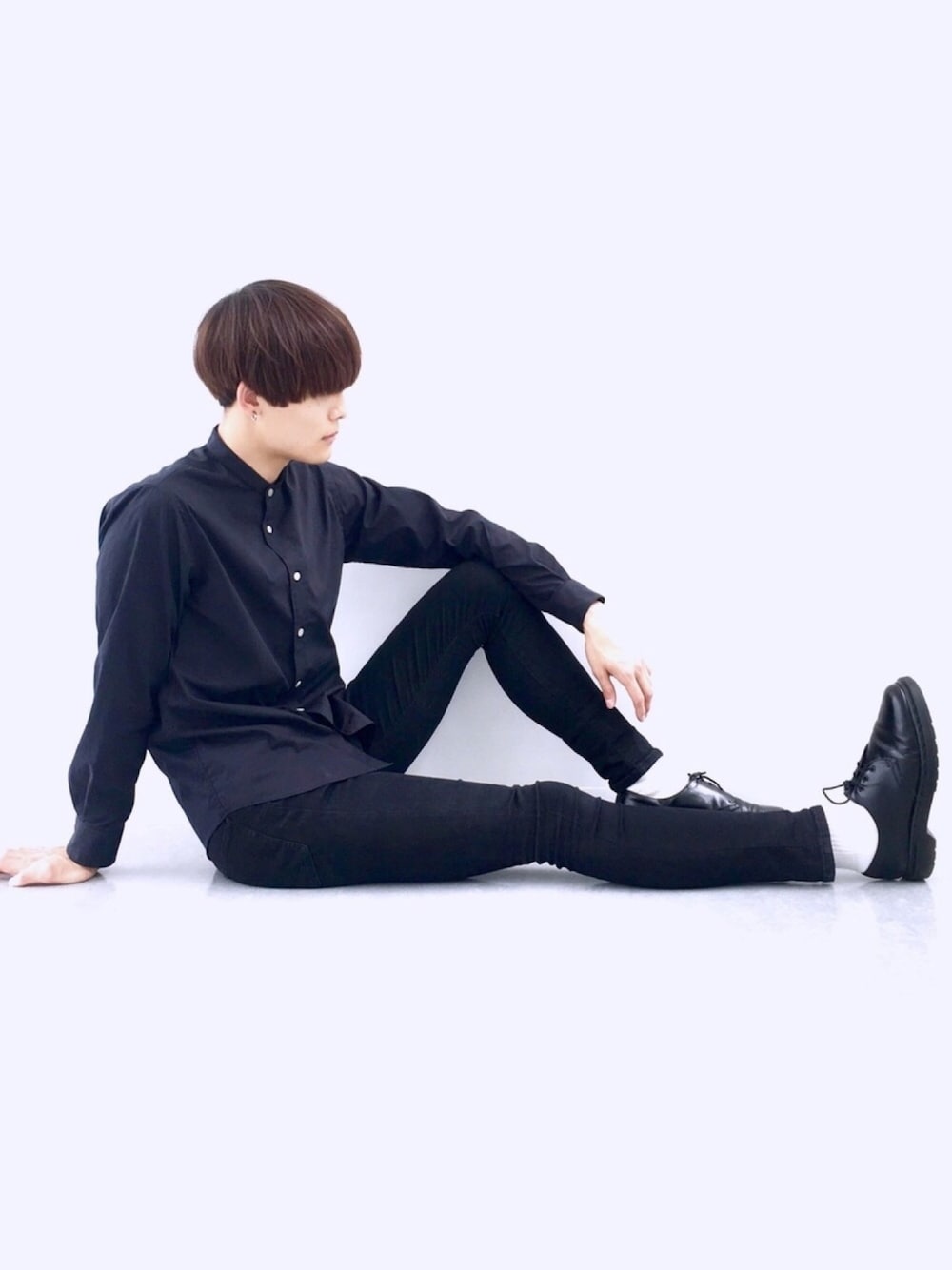 「LIDnM、黒スキニー、UNITED TOKYO、バンドカラーシャツ、韓国ファッション、マッシュ、Dr.Martens、革靴、デニム、きれいめカジュアル」｜「Dr. MartensのDr.Martens / 3アイレット シューズ（ドレスシューズ、ブラック系）」を使った、犬飼京 inukai keiさん（メンズ・183cm）の春コーディネートの1枚目の写真