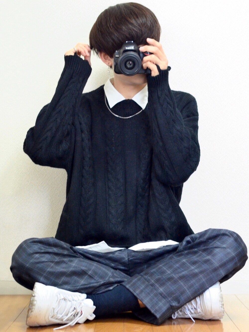 「COOOPER、ニット、ユニクロ、UNIQLO、MYSELF ABAHOUSE、マイセルフアバハウス、グレンチェック、チェックパンツ、ダッドスニーカー、FILA」｜「UNIQLOのオープンカラーシャツ（半袖）（シャツ/ブラウス、ホワイト系）」を使った、犬飼京 inukai keiさん（メンズ・183cm）の秋コーディネートの1枚目の写真