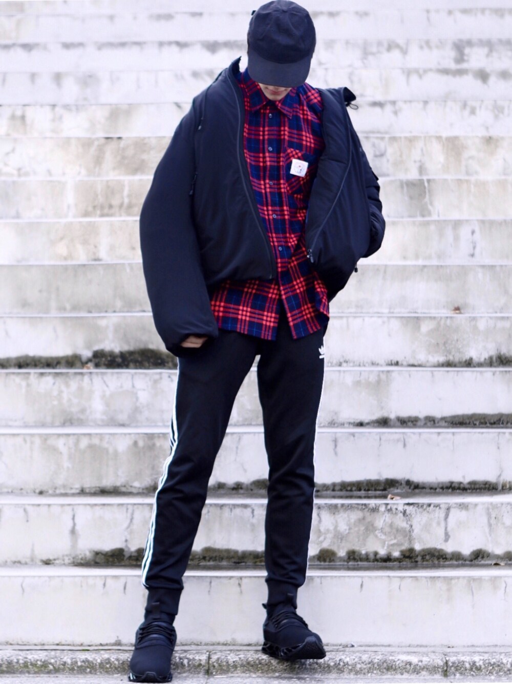 ブラック系のダウンジャケット/コート、レッド系のシャツ/ブラウス、ブラック系のスウェットパンツを着用したメンズの秋コーディネートの1枚目の写真