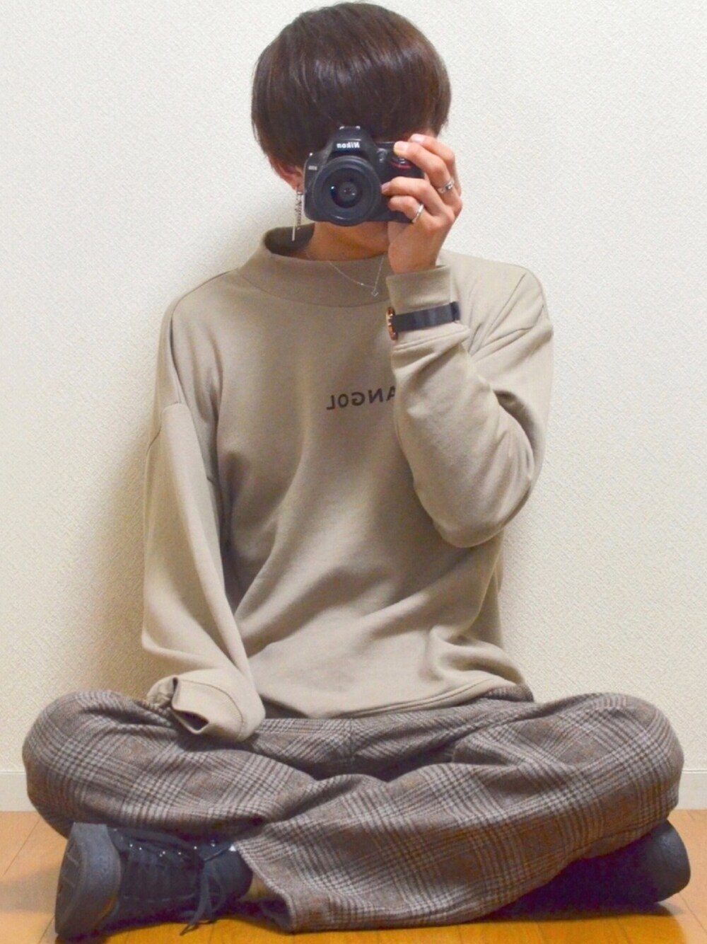 ベージュ系のスウェット、ブラウン系のその他パンツ、ブラック系のスニーカーを着用したメンズの冬コーディネートの1枚目の写真