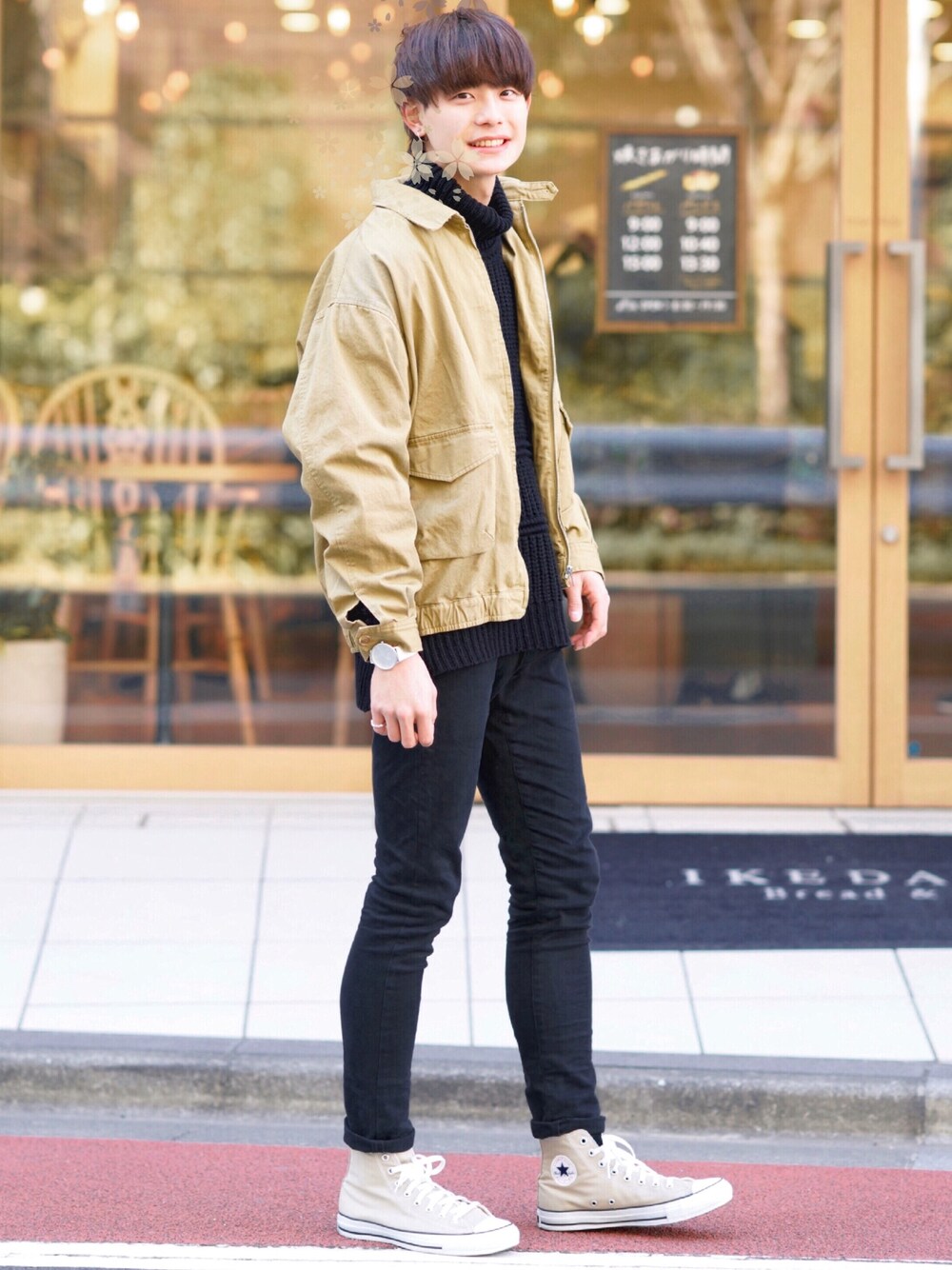 ベージュ系のブルゾン、ブラック系のその他パンツ、ベージュ系のスニーカーを着用したメンズの冬コーディネートの1枚目の写真