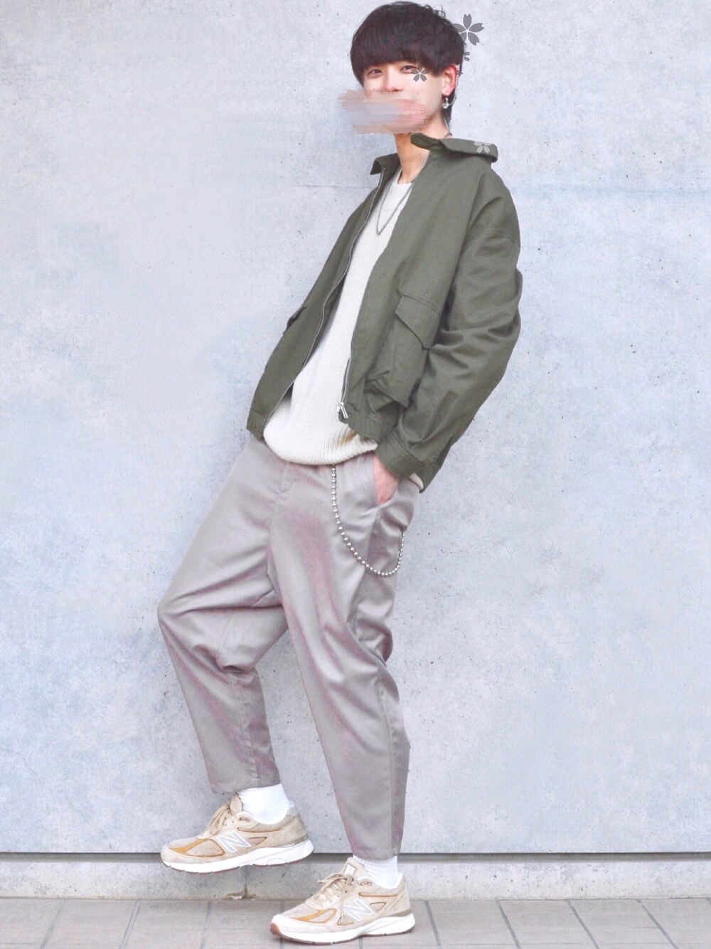 グリーン系のブルゾン、ベージュ系のベスト、ベージュ系のスニーカーを着用したメンズの冬コーディネートの1枚目の写真