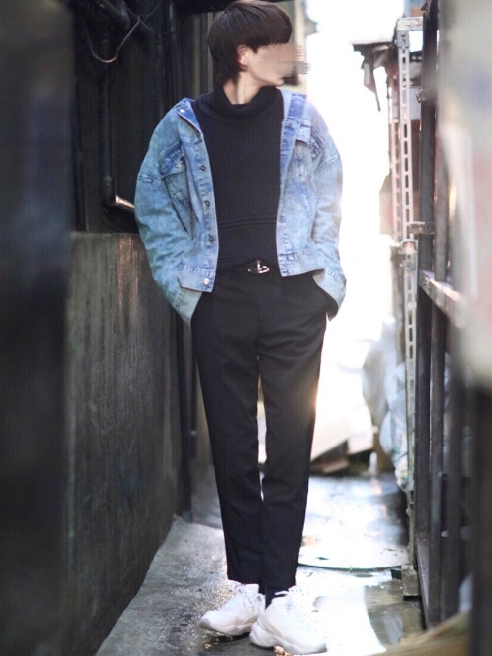 ブルー系のデニムジャケット、ブラック系のスウェット、ブラック系のセットアップを着用したメンズの冬コーディネートの1枚目の写真