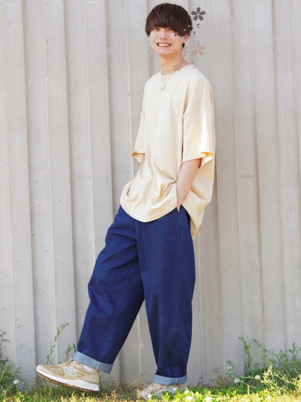 ブルー系のデニムパンツ、ベージュ系のスニーカー、ベージュ系のTシャツ/カットソーを着用したメンズの春コーディネートの1枚目の写真