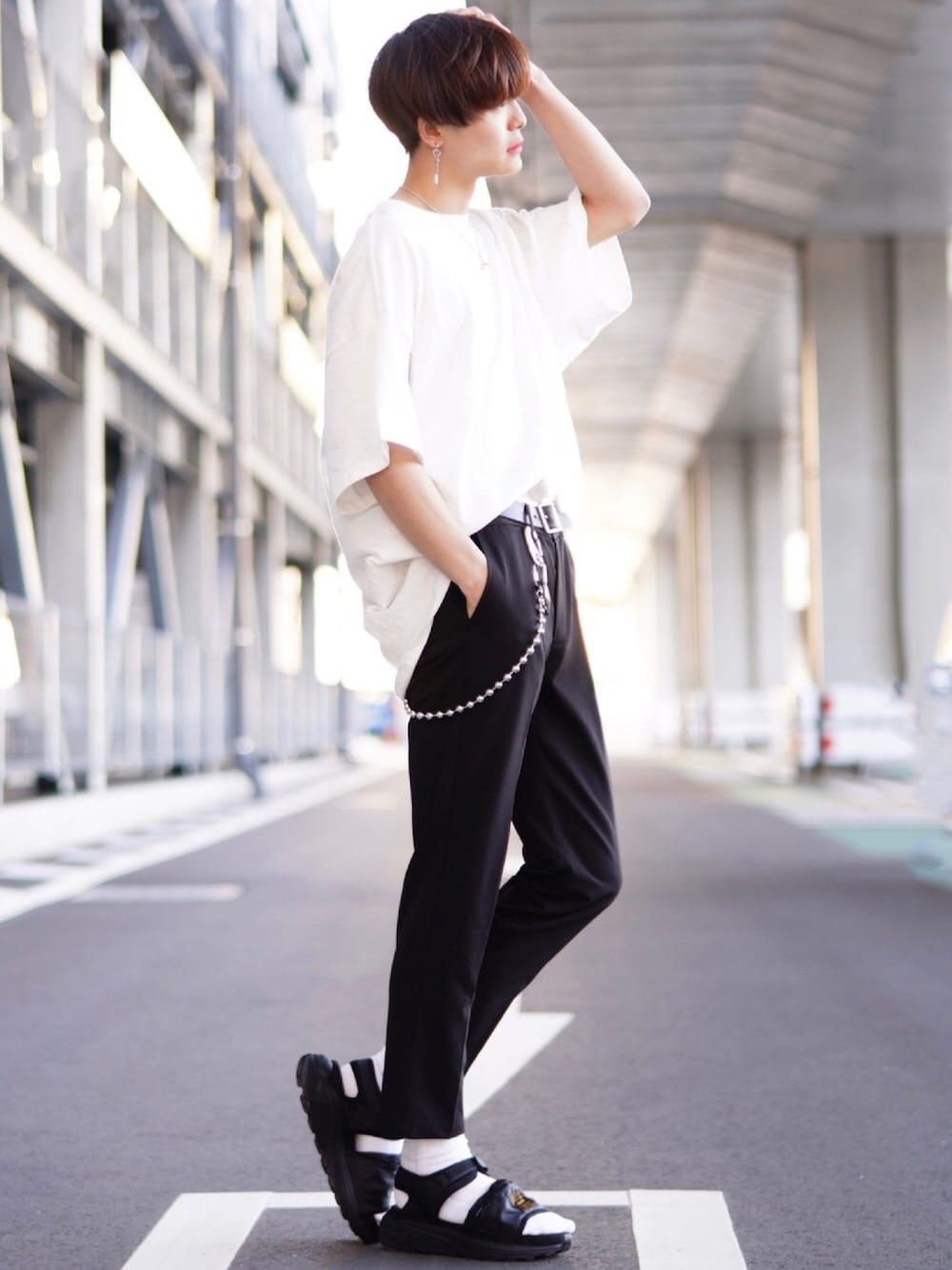 ホワイト系のTシャツ/カットソー、ブラック系のセットアップ、ブラック系のサンダルを着用したメンズの春コーディネートの1枚目の写真