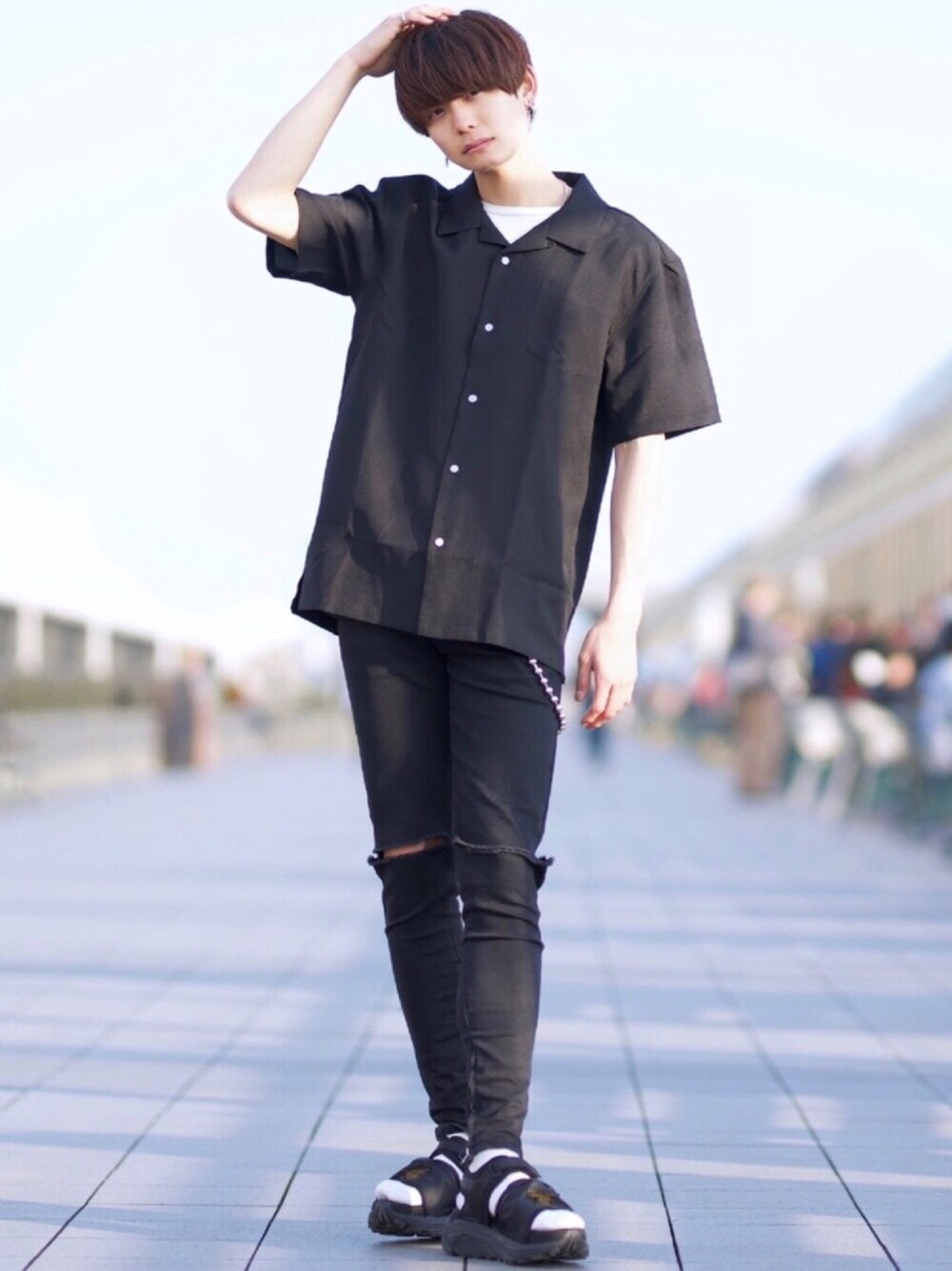 ブラック系のシャツ/ブラウス、ブラック系のデニムパンツ、ブラック系のサンダルを着用したメンズの春コーディネートの1枚目の写真