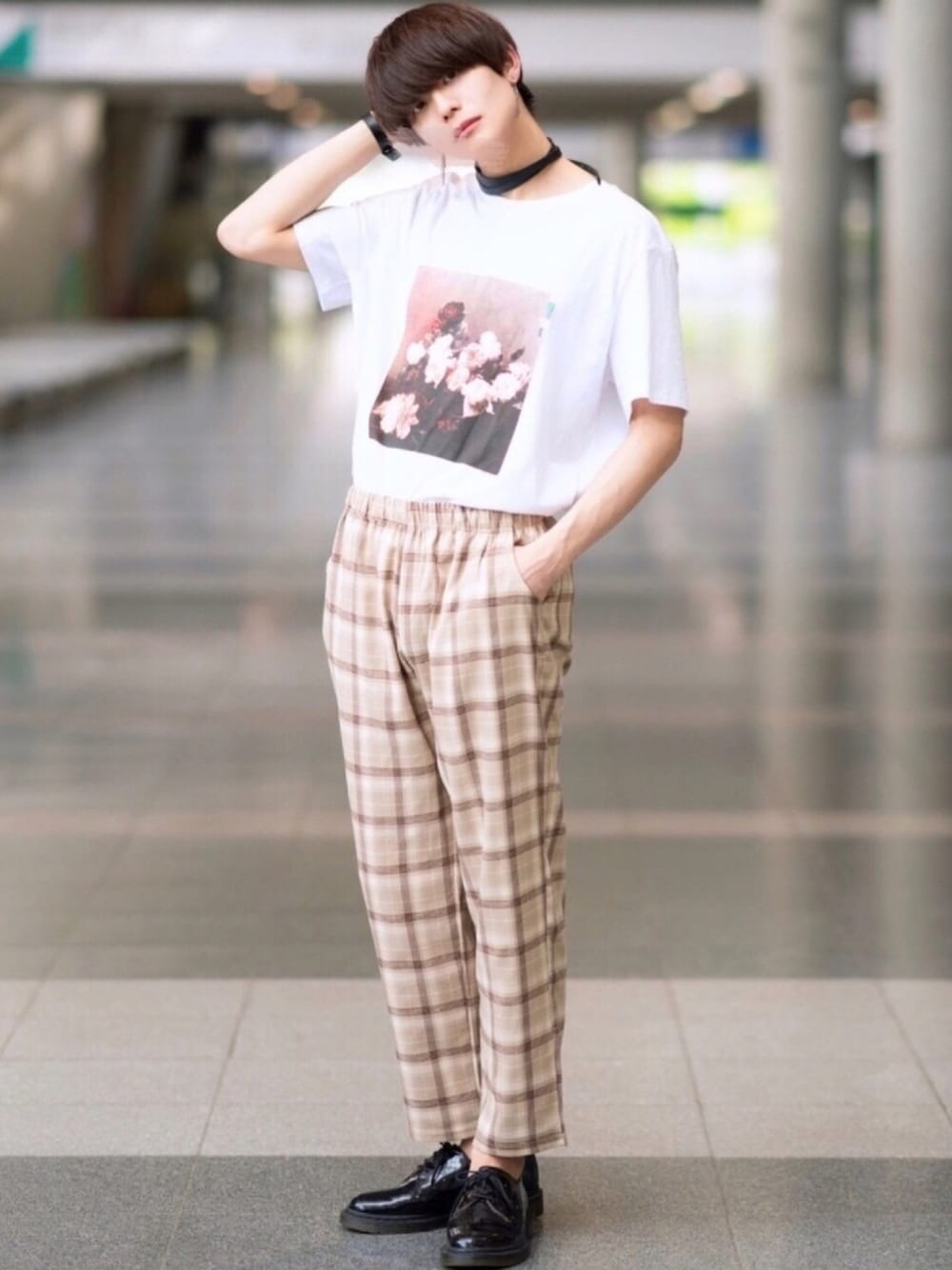 ベージュ系のその他パンツ、ホワイト系のTシャツ/カットソー、ブラック系のドレスシューズを着用したメンズの春コーディネートの1枚目の写真