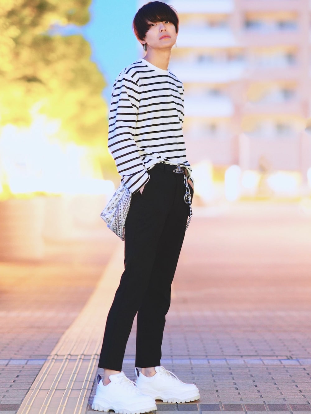 ブラック系のTシャツ/カットソー、ブラック系のセットアップ、ホワイト系のスニーカーを着用したメンズの春コーディネートの1枚目の写真