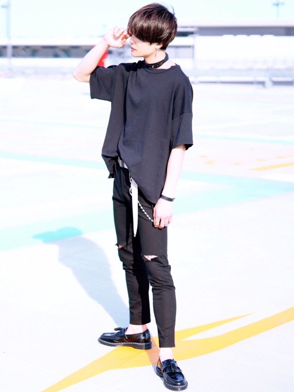 ブラック系のTシャツ/カットソー、ブラック系のデニムパンツ、ブラック系のローファーを着用したメンズの夏コーディネートの1枚目の写真