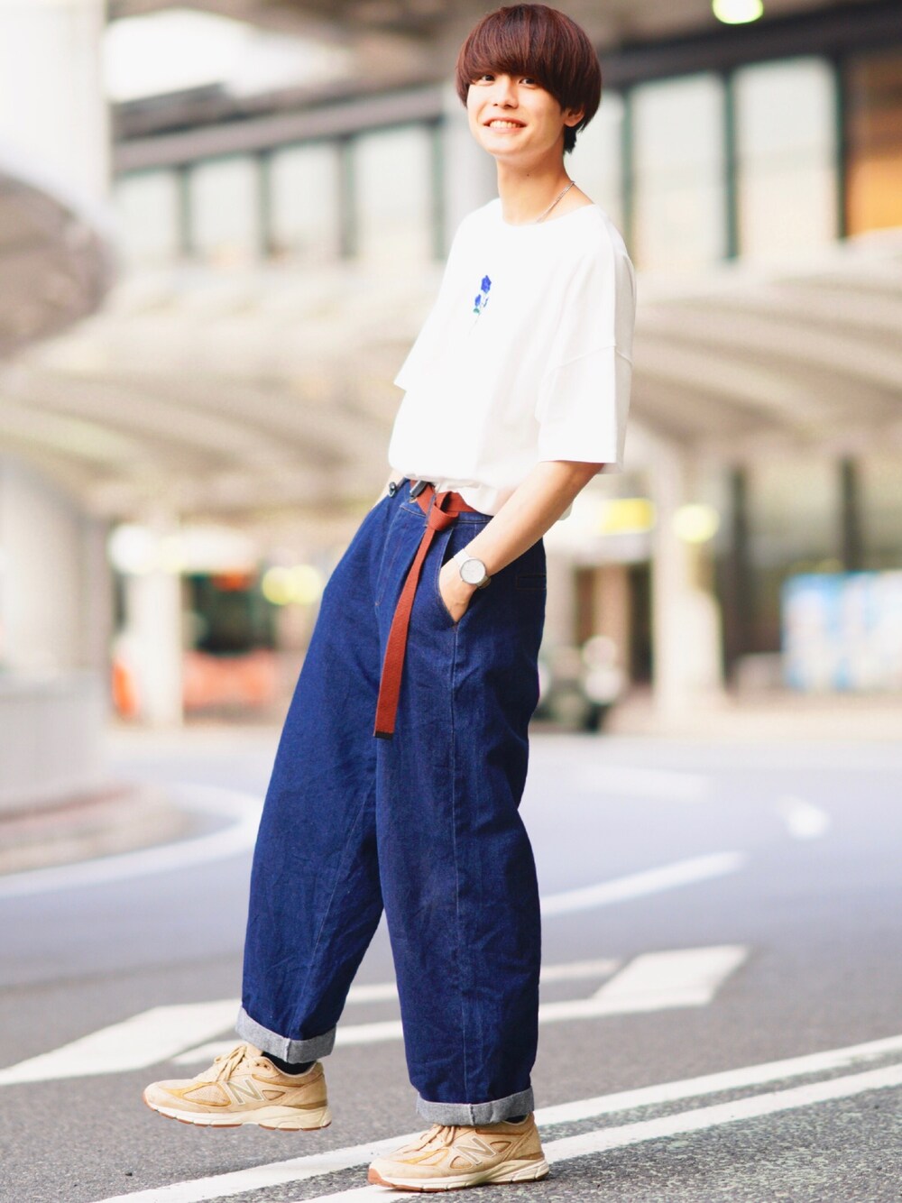 ブルー系のデニムパンツ、ベージュ系のスニーカー、ブラウン系のベルトを着用したメンズの夏コーディネートの1枚目の写真