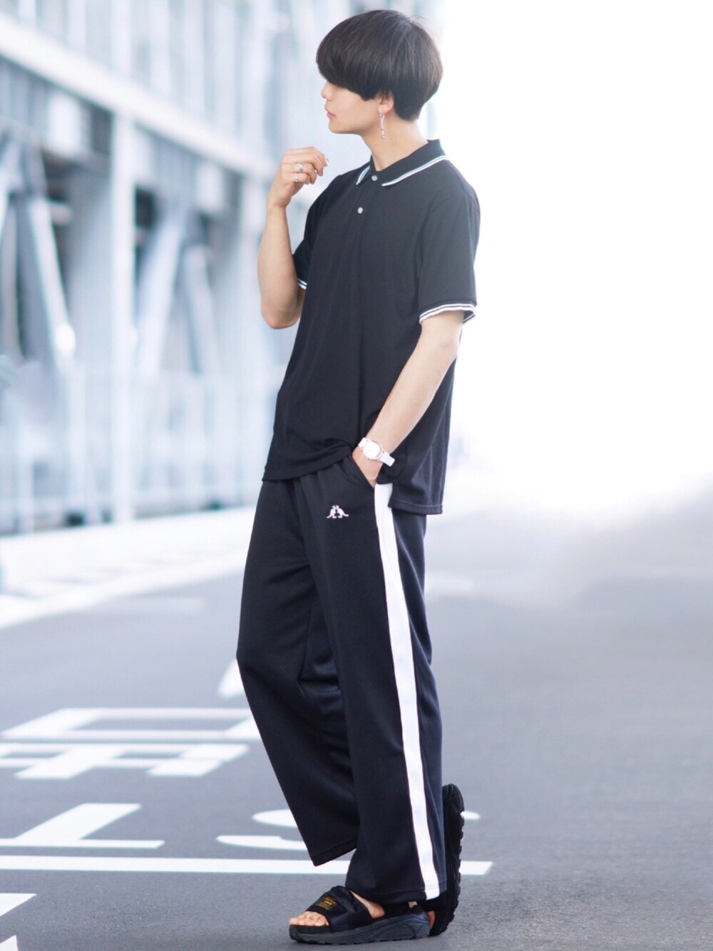 ブラック系のその他パンツ、ブラック系のサンダル、ブラック系のTシャツ/カットソーを着用したメンズの夏コーディネートの1枚目の写真