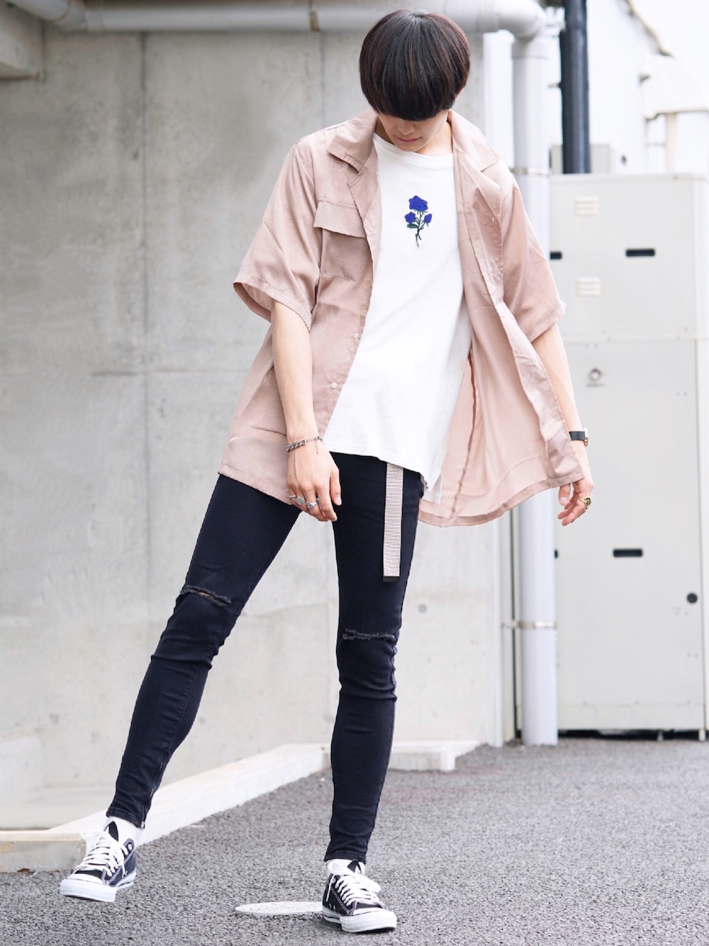 ベージュ系のシャツ/ブラウス、ブラック系のデニムパンツ、ブラック系のスニーカーを着用したメンズの夏コーディネートの1枚目の写真