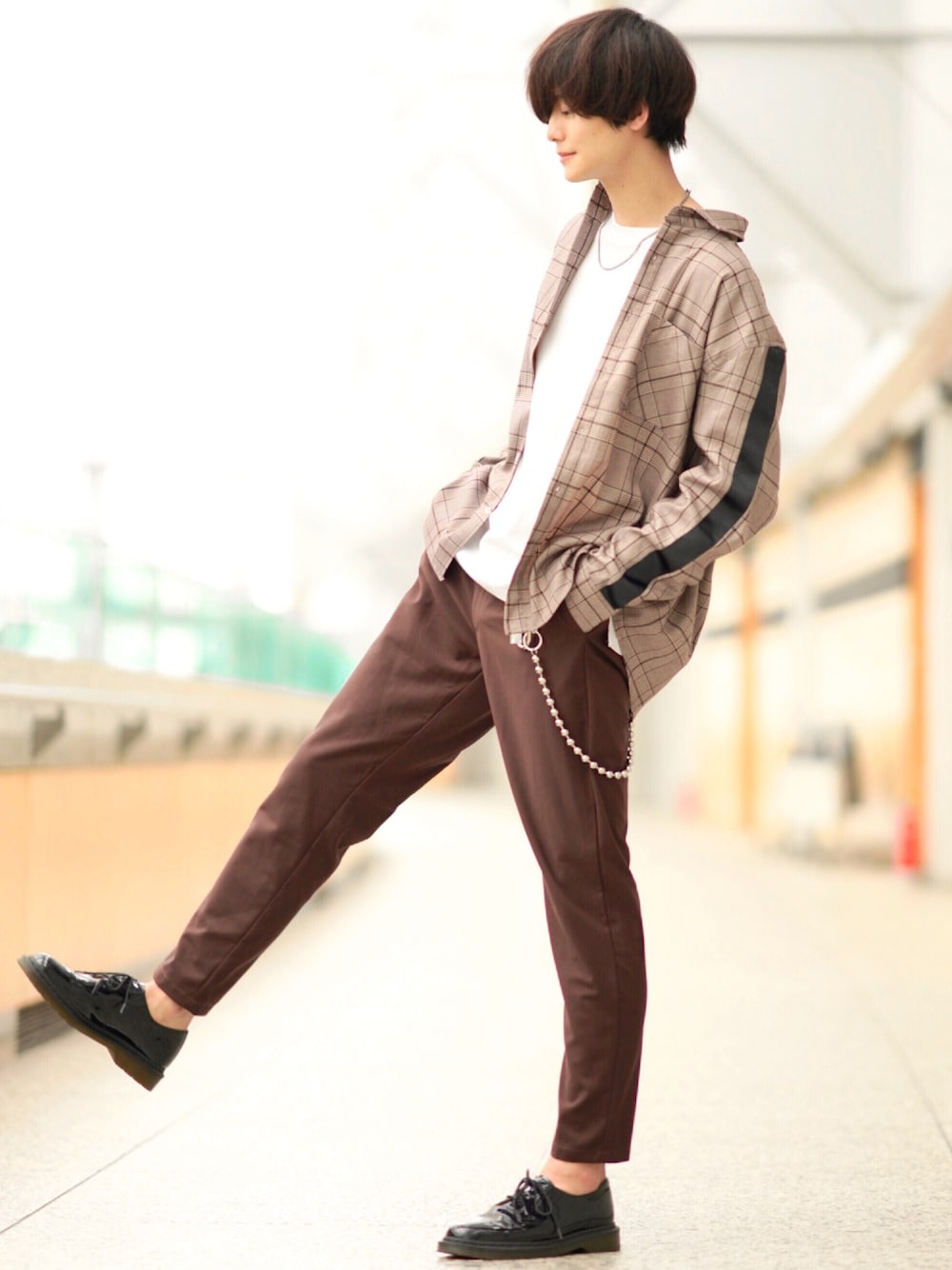 ブラウン系のシャツ/ブラウス、ホワイト系のTシャツ/カットソー、ブラック系のスラックスを着用したメンズの夏コーディネートの1枚目の写真