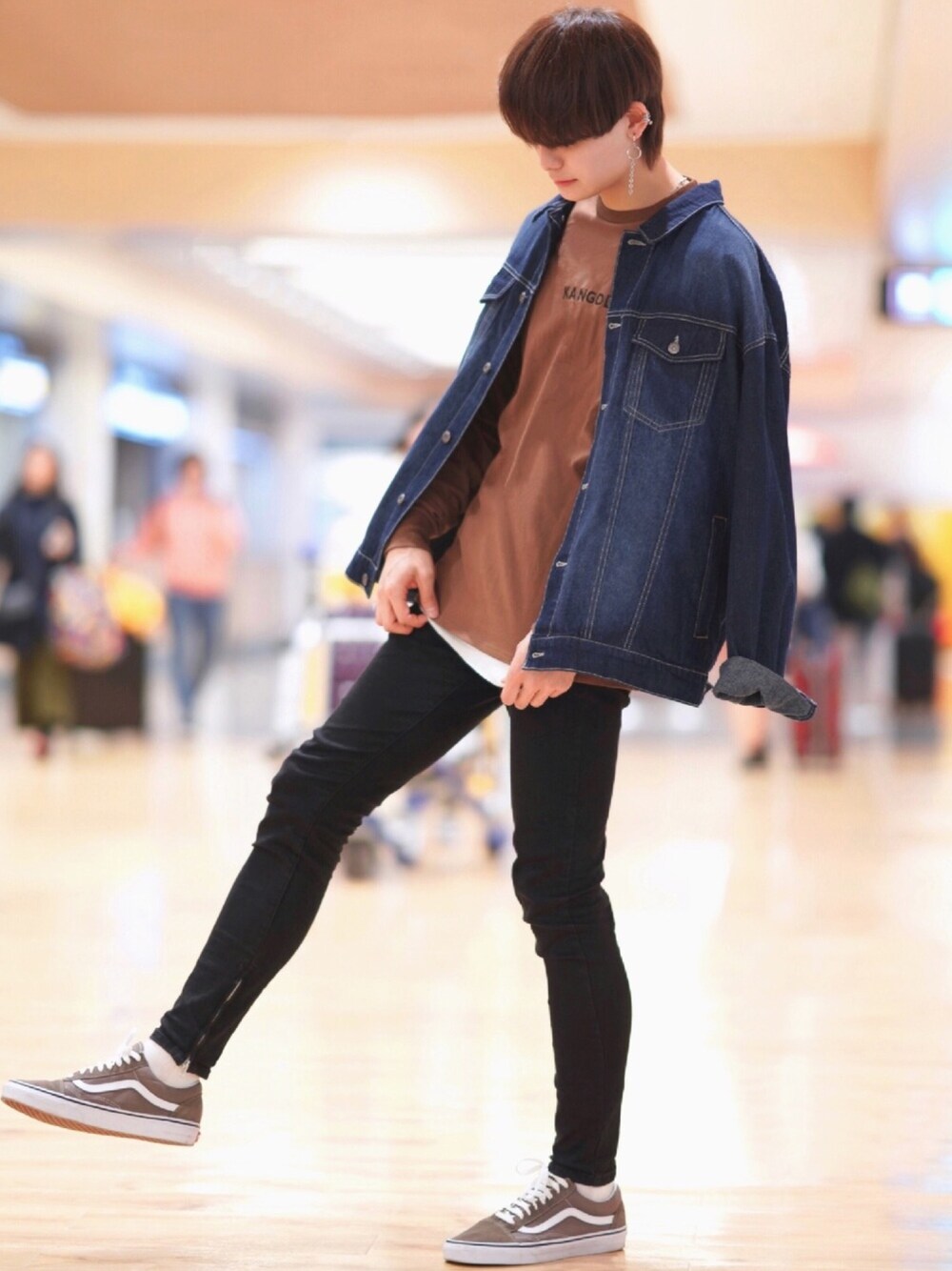 「春、ブラウン、KANGOL、ロンT、デニム、デニムジャケット、黒スキニー、MONO-MART、VANS、レイヤードスタイル」｜「KANGOLの▽WEB限定 KANGOL/カンゴール 別注ロゴ刺繍 L/S オーバーサイズカットソー（Tシャツ/カットソー、ブラウン系）」を使った、犬飼京 inukai keiさん（メンズ・183cm）の春コーディネートの1枚目の写真