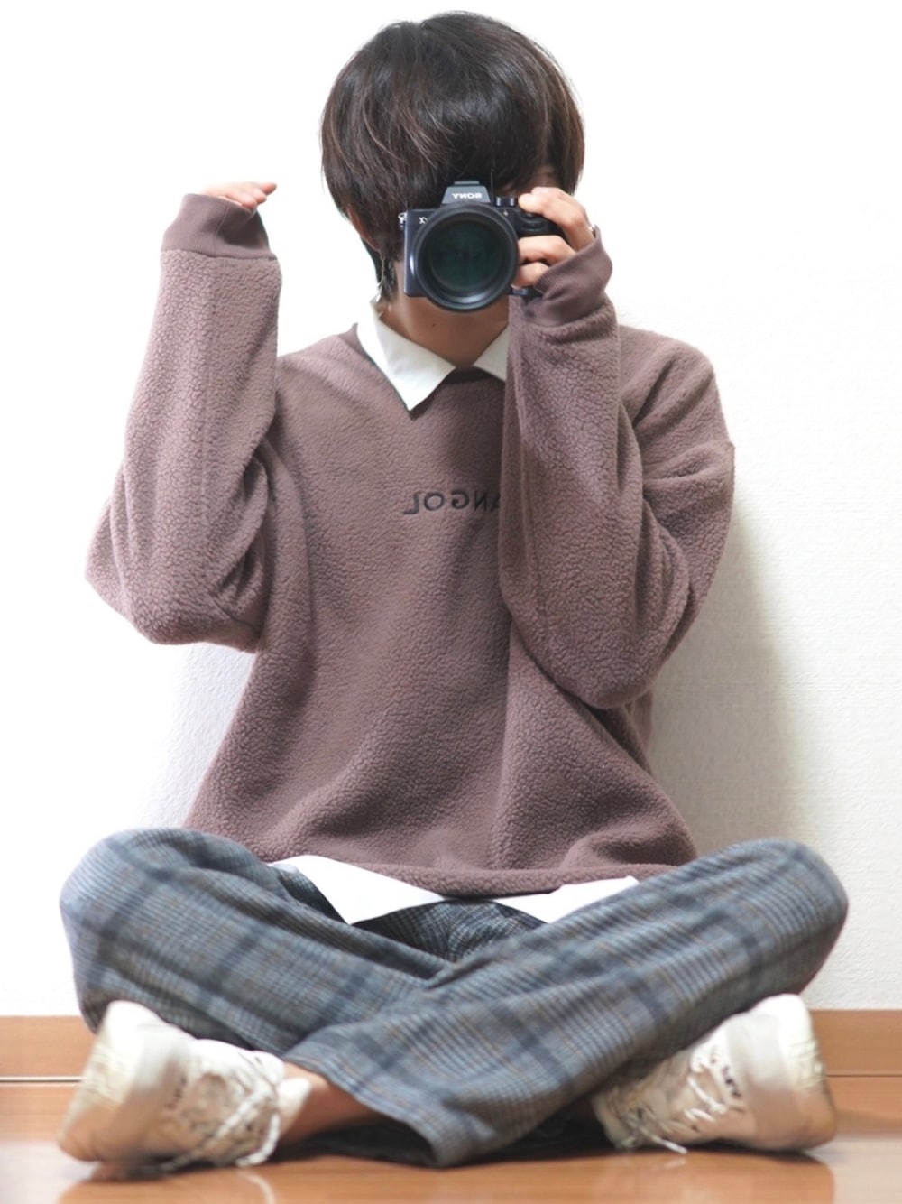 「秋のコーデ、シンプル、ビッグシルエット、ゆるコーデ、KANGOL、UNIQLO、ユニクロ、Junred、ブラウン、チェックパンツ」｜「KANGOLのMONO-MART×KANGOL カンゴール ビッグシルエットボアクルーネックスウェット（スウェット、ブラウン系）」を使った、犬飼京 inukai keiさん（メンズ・183cm）の秋コーディネートの1枚目の写真