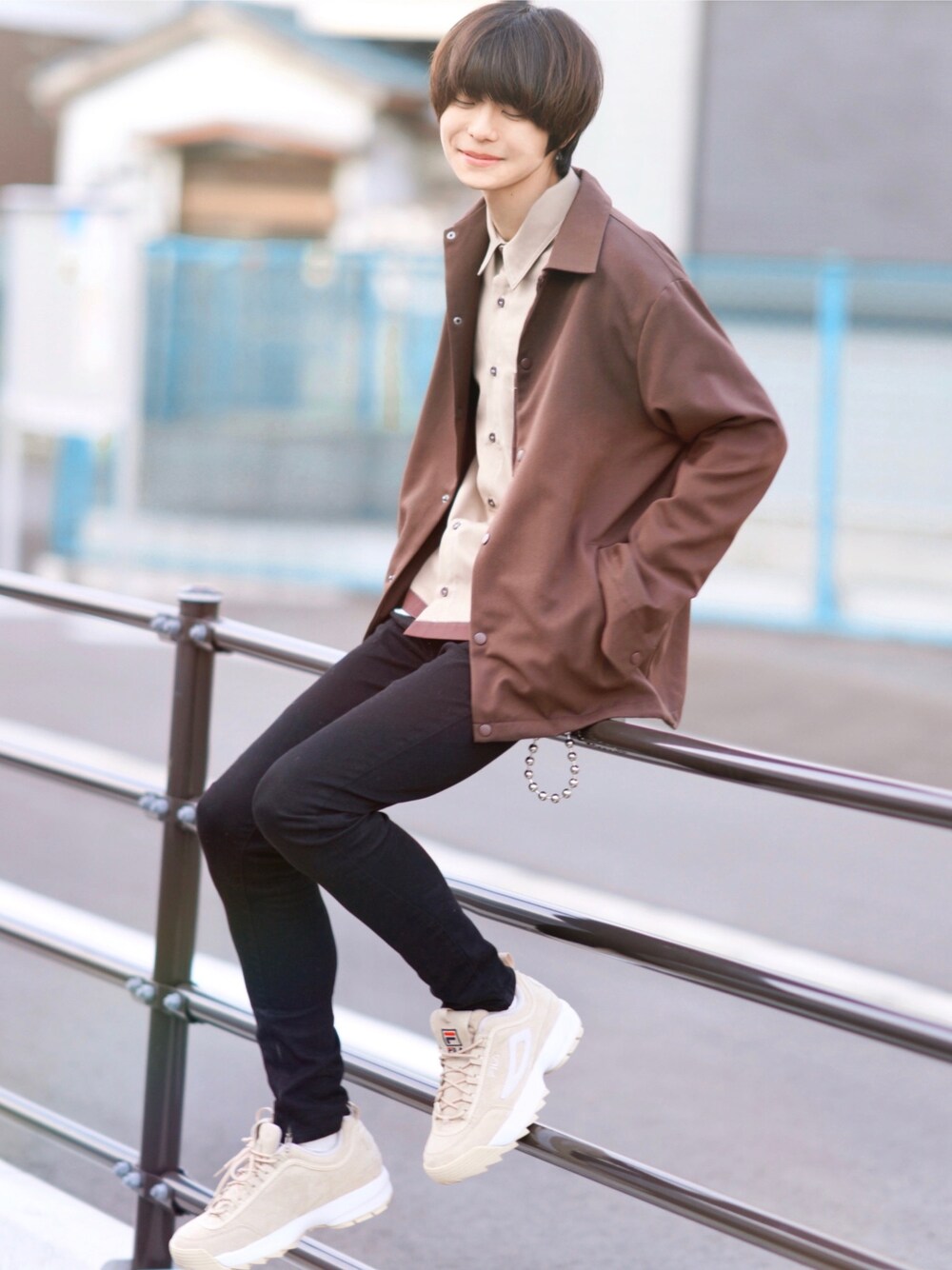 ベージュ系のシャツ/ブラウス、ブラック系のデニムパンツ、ベージュ系のスニーカーを着用したメンズの秋コーディネートの1枚目の写真