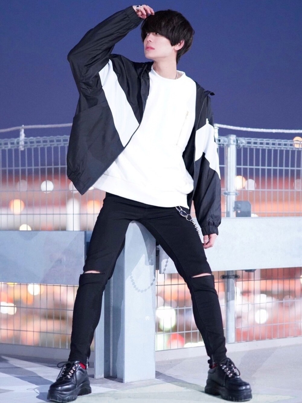 ブラック系のナイロンジャケット、ホワイト系のスウェット、ブラック系のデニムパンツを着用したメンズの冬コーディネートの1枚目の写真