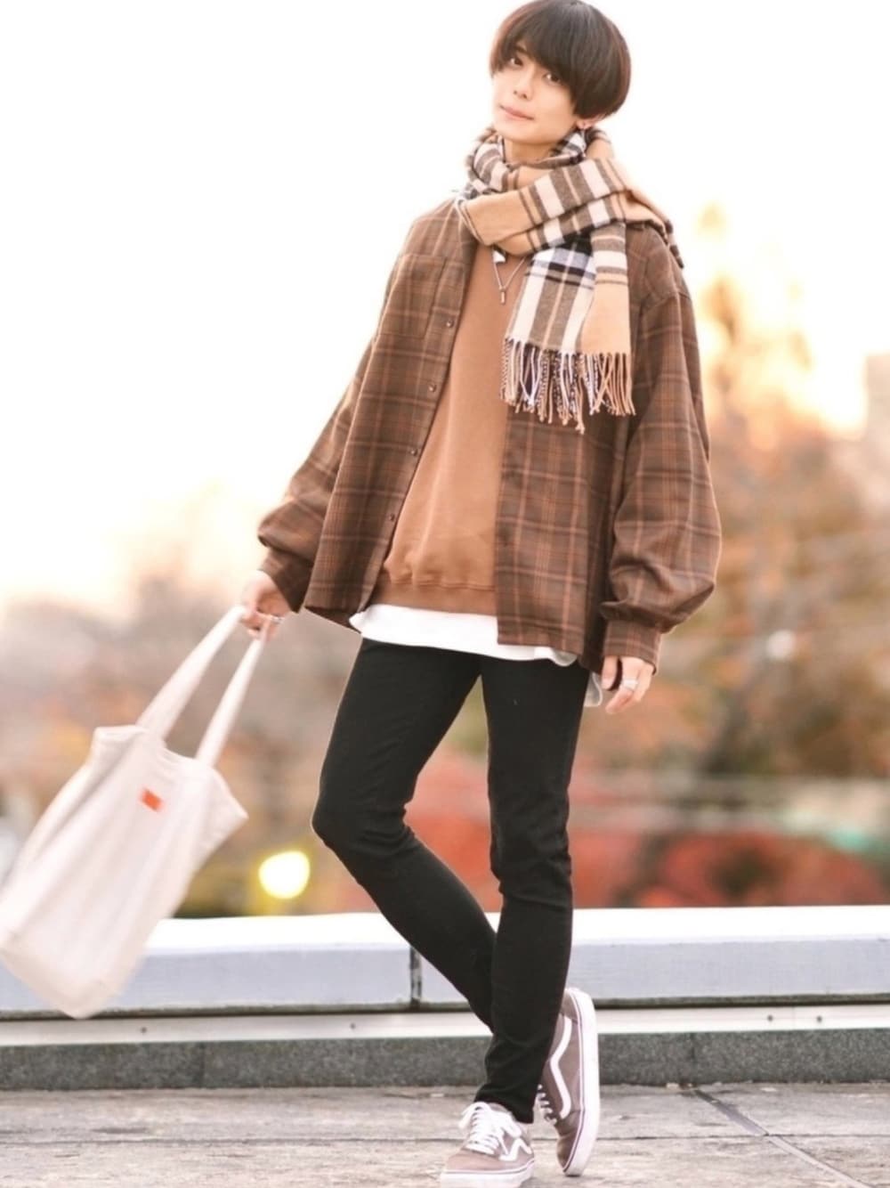 「シンプル、キレイめ、adrer、GU、GUコーデ、ジーユー、黒スキニー、VANS、チェックシャツ、通学コーデ」｜「ADRERのドルマンスリーブオープンカラーシャツ（シャツ/ブラウス、ブラウン系）」を使った、犬飼京 inukai keiさん（メンズ・183cm）の冬コーディネートの1枚目の写真