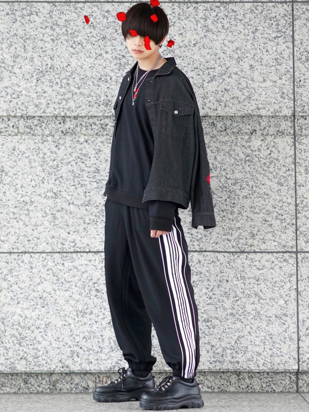 「adrer、act'm、春、ラインパンツ、デニムジャケット、マッシュ、黒、オールブラック、ダッドスニーカー、スポーツミックス」｜「ADRERのバラシシュウビッグデニムジャケット（デニムジャケット、ブラック系）」を使った、犬飼京 inukai keiさん（メンズ・183cm）の冬コーディネートの1枚目の写真
