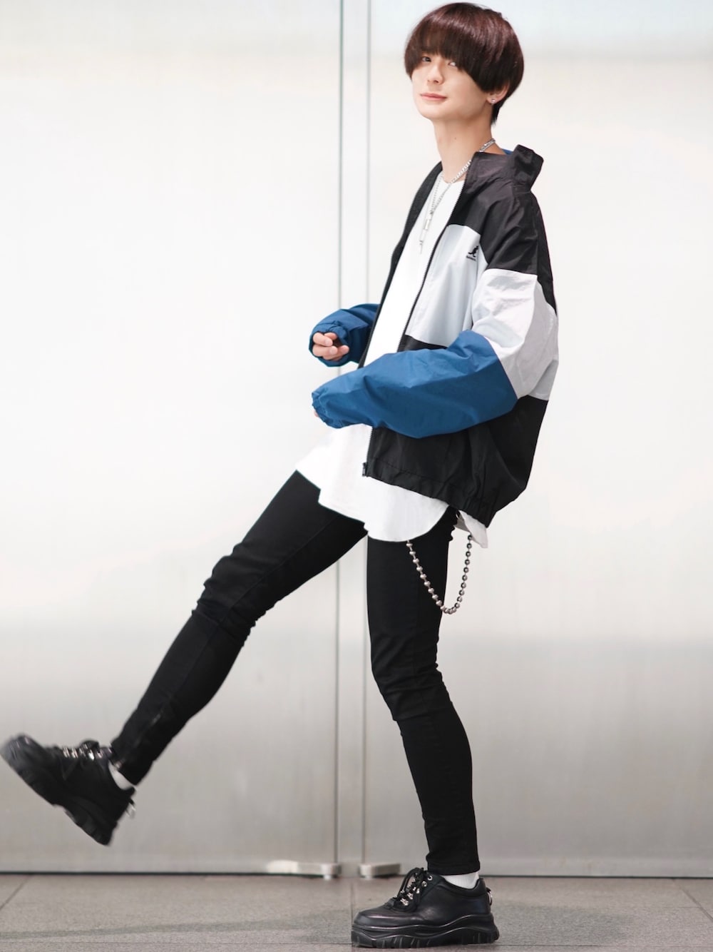 ブルー系のナイロンジャケット、ホワイト系のTシャツ/カットソー、ブラック系のデニムパンツを着用したメンズの春コーディネートの1枚目の写真