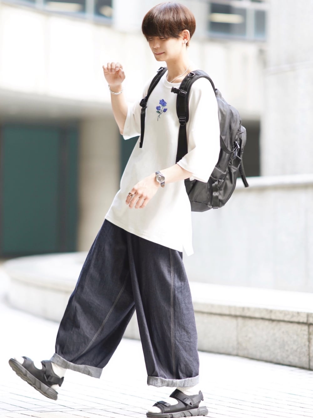 「ワイドパンツ、バルーンパンツ、夏コーデ、ゆるコーデ、ビッグシルエット、adrer、サンダル、サンダルに靴下、GU、バラシシュウビッグT」｜「ADRERのバラシシュウビッグTシャツ（Tシャツ/カットソー、ホワイト系）」を使った、犬飼京 inukai keiさん（メンズ・183cm）の春コーディネートの1枚目の写真