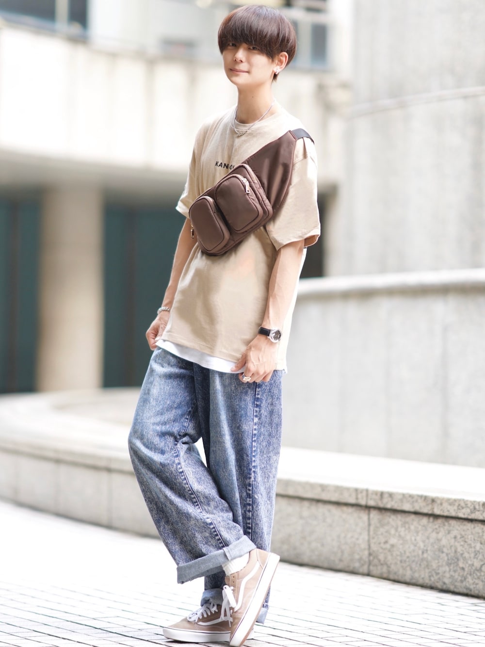 ベージュ系のTシャツ/カットソー、ブラウン系のボディバッグ/ウエストポーチ、ホワイト系のタンクトップを着用したメンズの春コーディネートの1枚目の写真