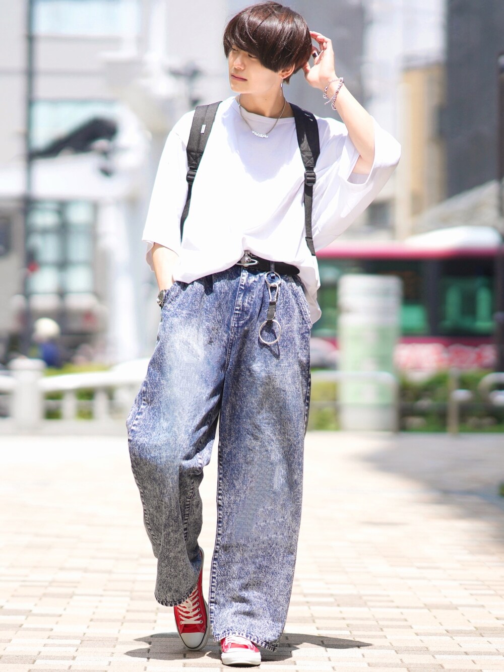 ホワイト系のTシャツ/カットソー、ブルー系のデニムパンツ、レッド系のスニーカーを着用したメンズの夏コーディネートの1枚目の写真